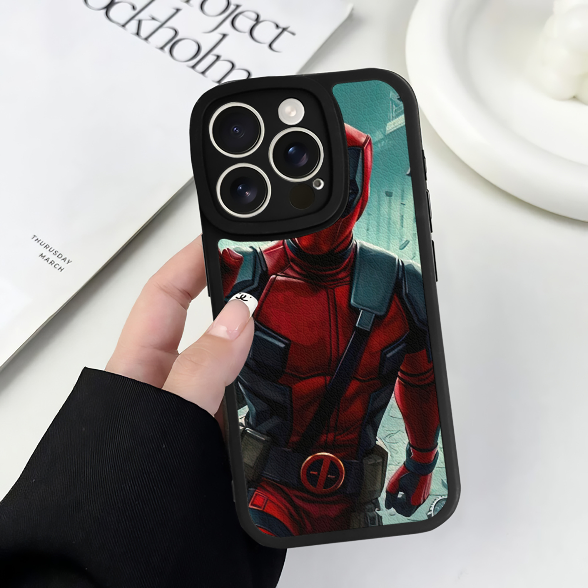 （画像用） Deadpool デッドプール 【iPhone 16シリーズ対応】シリコンスマホケース（レザー調） 材質：シリコン
